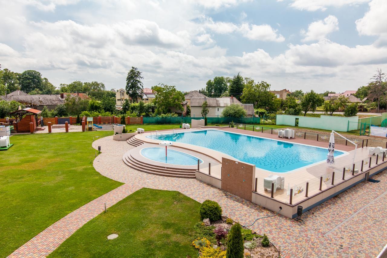 Zinedine Sport-Hotel Oezjhorod Buitenkant foto